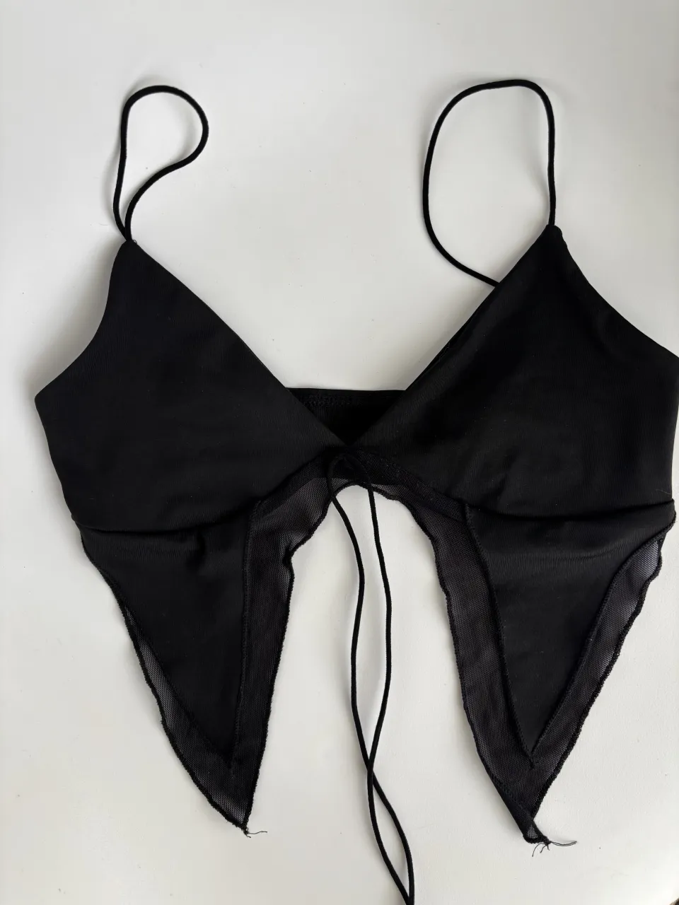 Top Shein nuevo! Re canchero. Es elastizado, no transparenta. Le saqué la etiqueta y al final no lo usé, no recuerdo si era XS o S pero va bien a 80/85/90. Podes acomodar las tiras a gusto 

// top negro black tiras mesh edikted bershka urban outfitters top noche