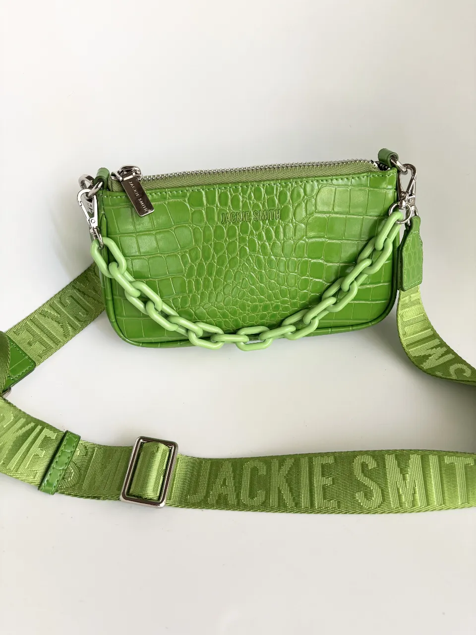 Cartera Jackie Smith modelo Wendy NUEVA sin uso💚 color imposible de conseguir, super oportunidad! Podes usarla como minibag o bandolera. Incluye strap y cadena acrilica! Esta impecable, incluido los herrajes y avios (hay foto). Me ocupa espacio, la dejo regalada! esta 177 y agotada en la web🤯🔥