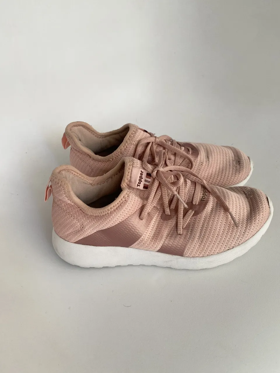 Zapatillas Topper rosas para mujer, talle 37 ARG. Diseño deportivo con cordones y suela blanca. Detalles en foto (puntera, no roto pero un poco marcado). Super cómodas y livianas. Las vendo porque ya no entran! 