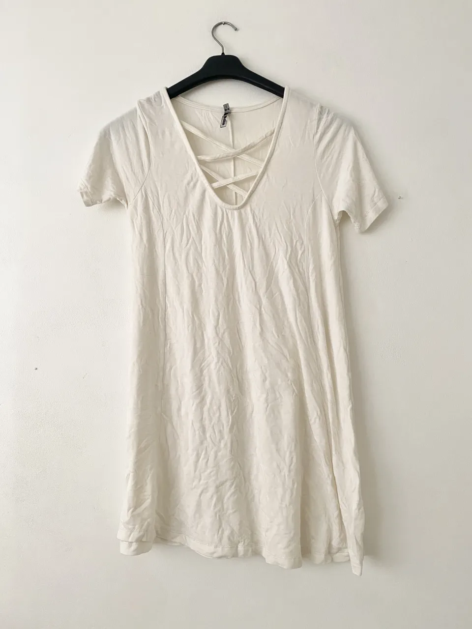 Vestido blanco Americanino 🤍 con escote cruzado en V y mangas cortas. Es elastizado! 

// white vestido boho vestido manga corta 