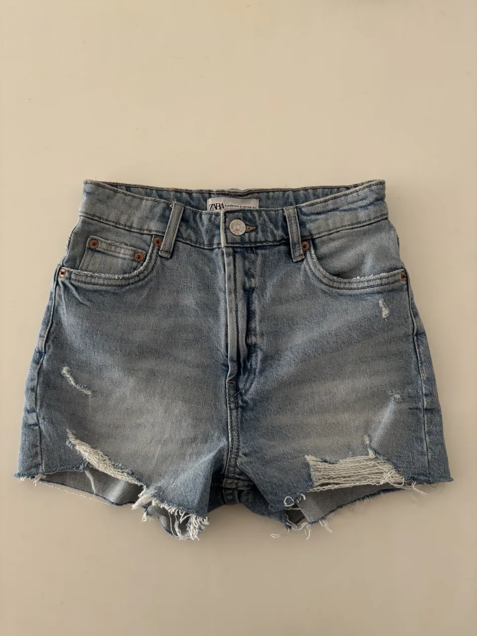 Short de jean Zara nuevo🤍 Talle 34 según etiqueta. Mide  31cm de cintura y cede hasta 35cm aprox. 99% algodón - 1% elastano. 
Foto puesto solo refe. 

Lo dejo regalado! rondan 90-100mil🫶🏻

// short celeste denim bershka zara h&m mango stradivarius tiro alto jazmin chebar cuesta blanca kosiuko rapsodia boho