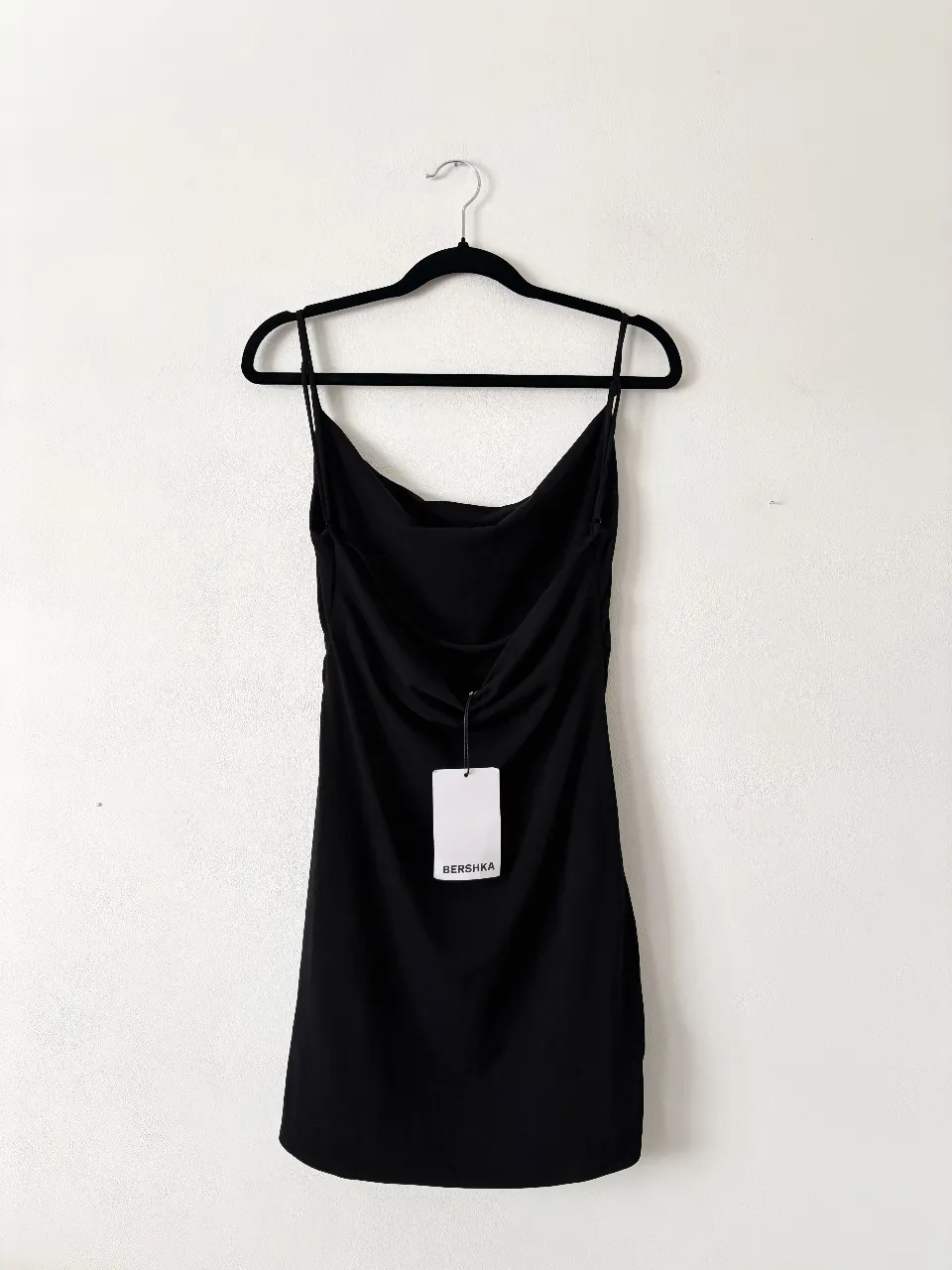 Vestido negro Bershka nuevo con etiqueta 🏷️  corto, con tiras finas y escote drapeado. Talle M. Cuenta con breteles regulables y podes acomodar el escote a gusto. Es bastante elastizado. Super versatil! 🔥 foto puesto SOLO REFE, se amolda a tu cuerpo