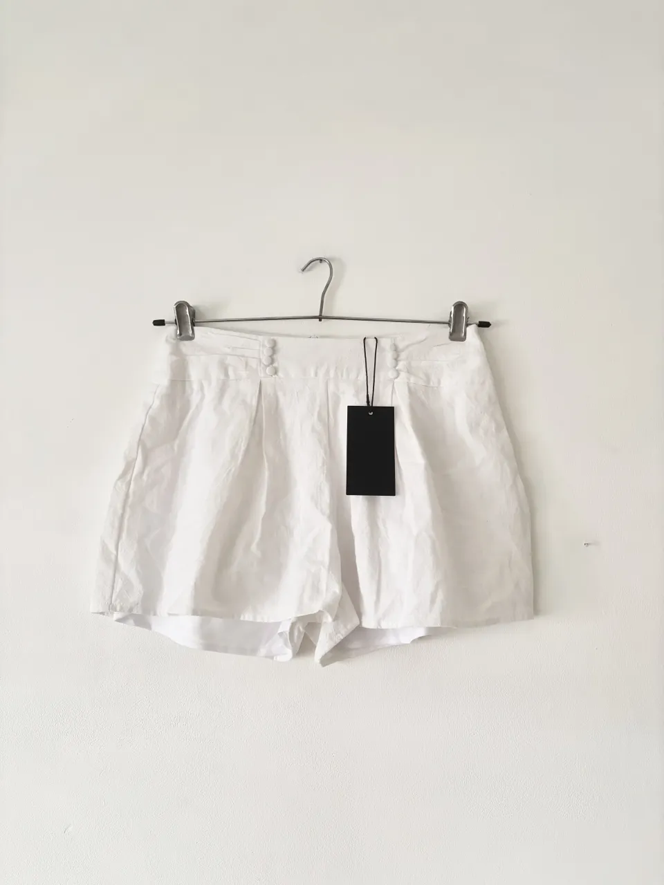 Short blanco importado nuevo con etiqueta. Tiene forro interno, no transparenta (foto 2). Con diseño de botones, incluye repuesto. Tiene un cierre en la parte de atrás. Ideal para estar más arreglada. Lamentablemente me fue grande 💔