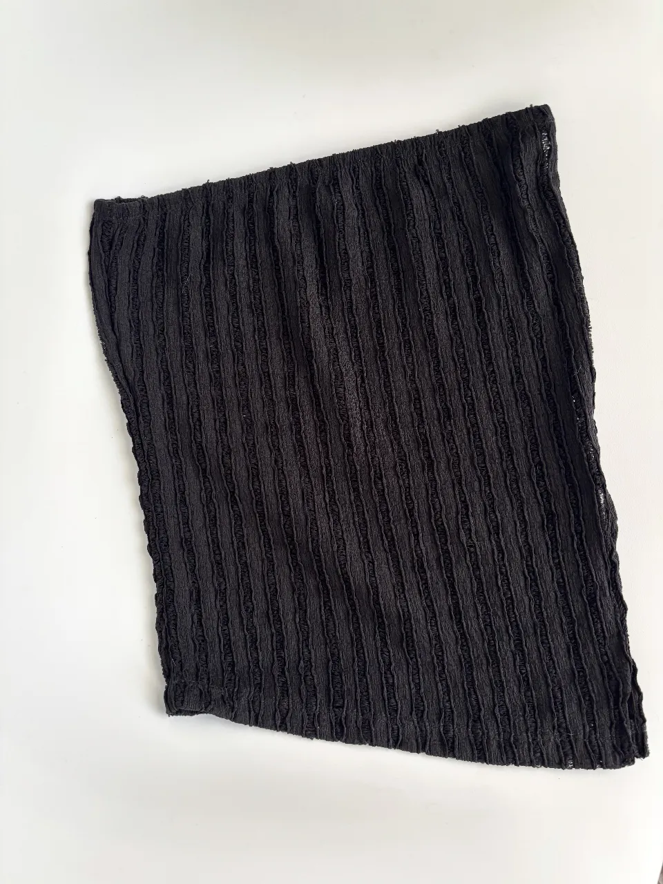 Strapless texturado, ideal para el verano! Con un tajo abajo para mejor calce. Es bastante elastizado. Puse cualquier talle, va bien a 80/85/90. 