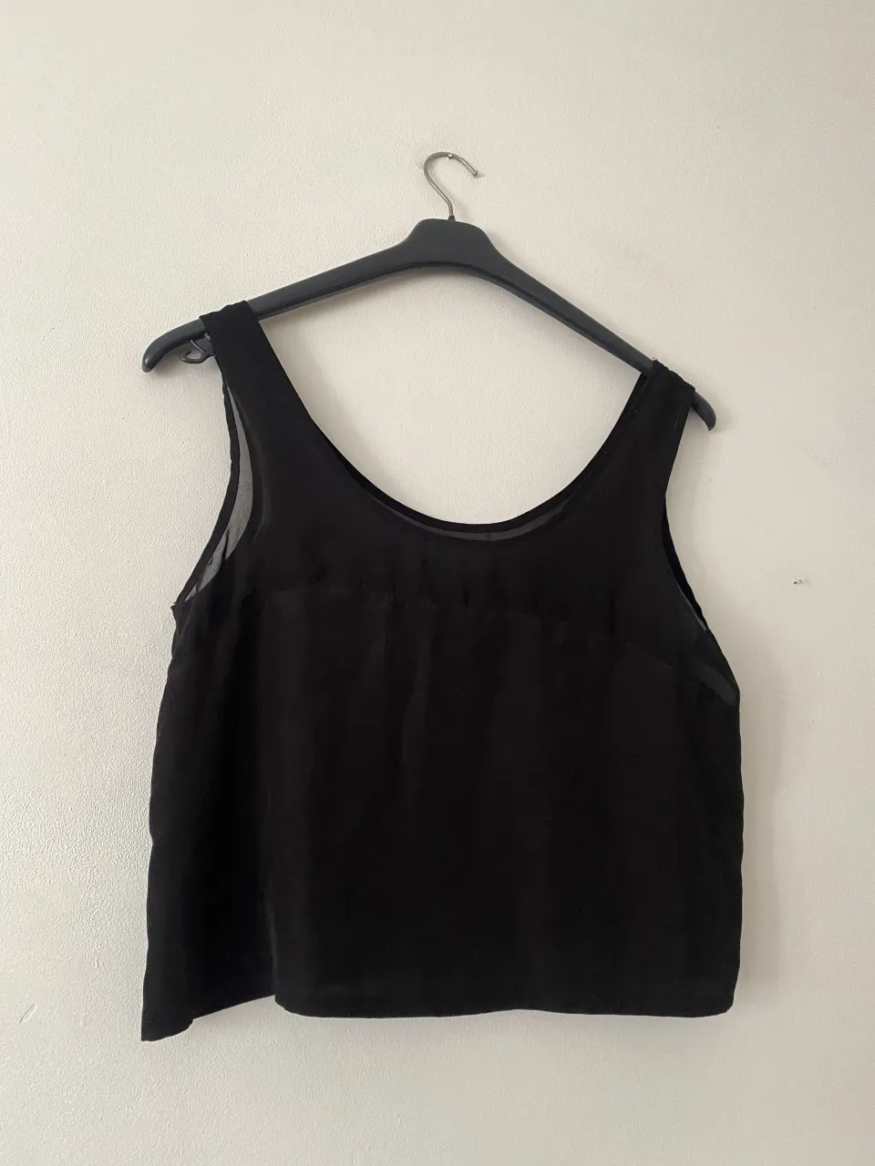Top/blusa negro Complot con detalle de transparencia en la parte superior. Solo 1 uso. Ideal para un look casual o para salir. Suelo usar XS y me queda sueltito!