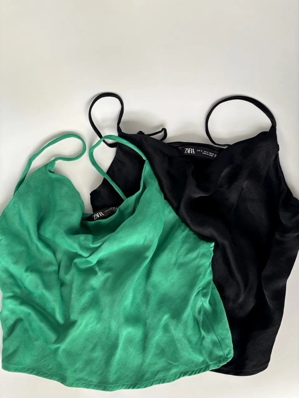 2 TOPS ZARA NUEVOS🖤💚 el negro es talle S y el verde es talle XS. Con breteles regulables y doble tela en la zona interna del busto. El precio es por los 2 