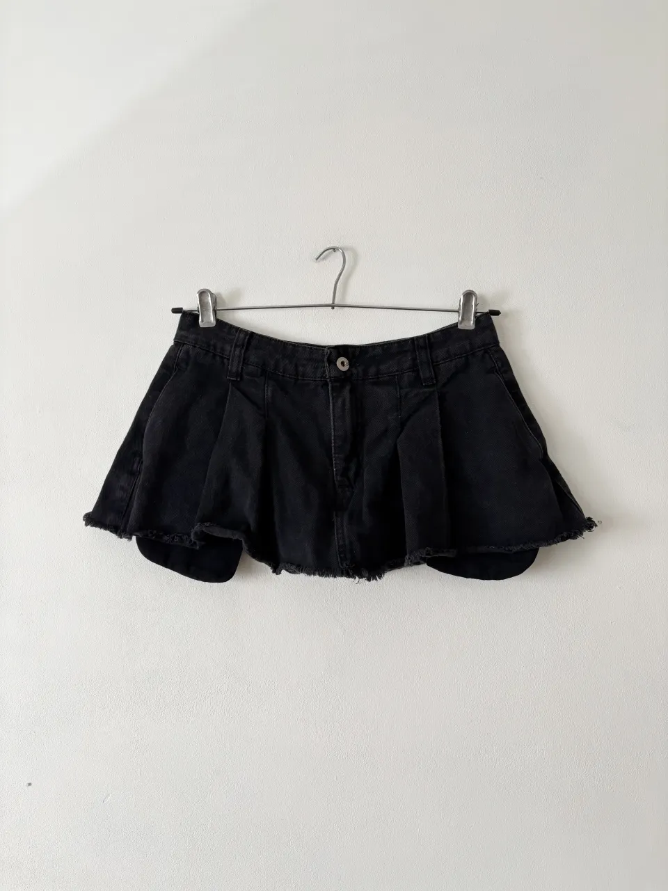 Short pollera 47 Street🖤 Se puede usar del tiro que quieras. Con bolsillos amplios (entra el celu)

// falda pantalón negra denim jean pollera pantalon mini jean black tablas tableada 