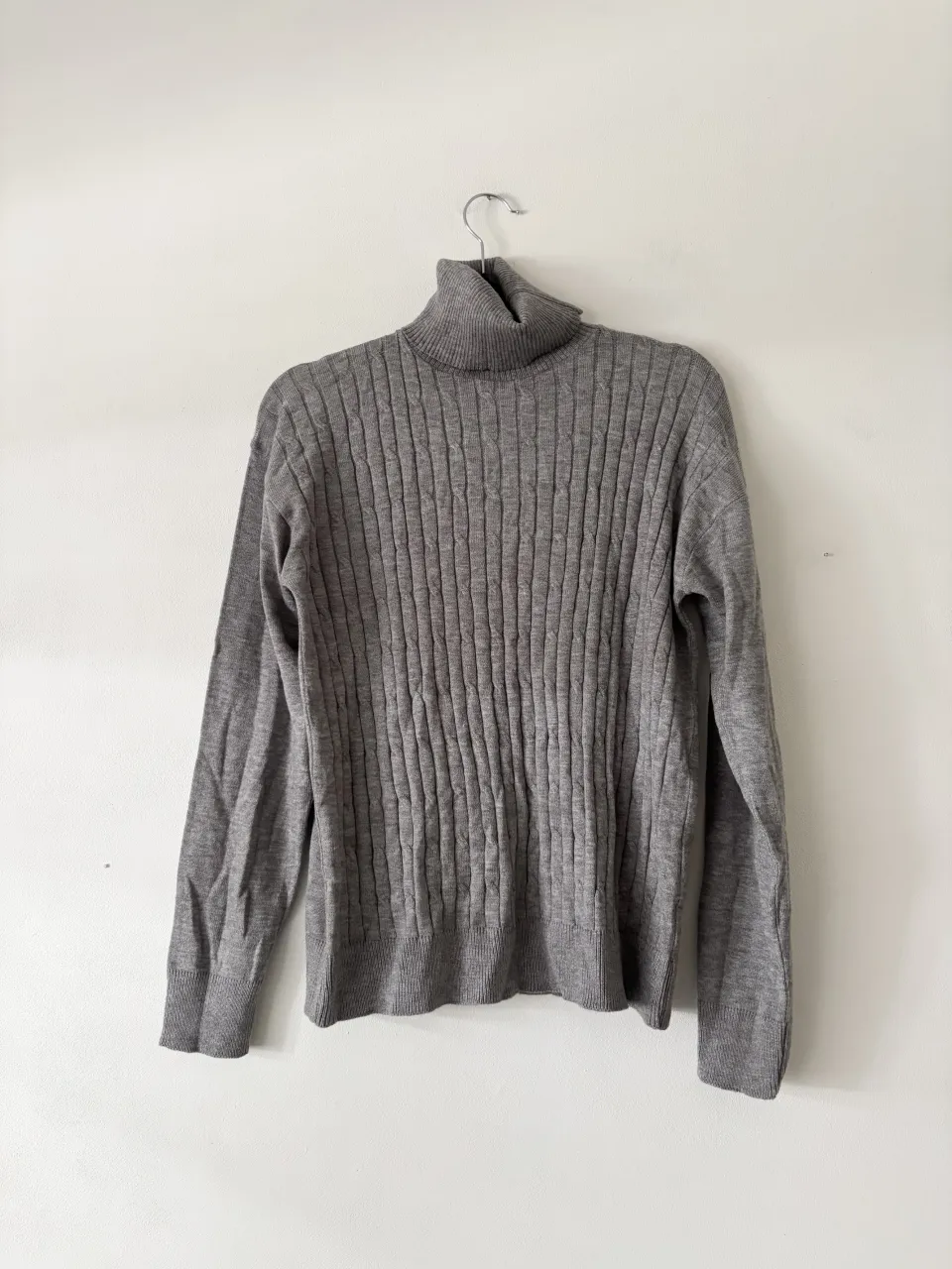 Sweater de bremer nuevo con cuello alto y textura de canalé vertical.  Linda calidad! Podes acomodar el cuello a gusto. Elastiza, es suave al tacto. Es hermoso pero no era el talle💔

// sueter pulover polera invierno abrigo zara jazmin chebar mango tucci bershka h&m ver yagmour complot ay not dead 