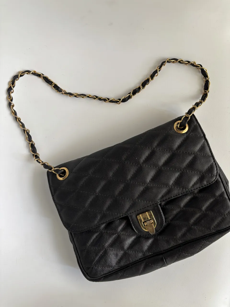 Cartera negra acolchada con cadena dorada. Ideal para un look elegante o casual. Detalle en la última foto (es en la parte de la manija que queda atrás contra la cartera) no se ve puesto pero es fácil de arreglar

bolso bandolera carteras bag cuero vacuno vintage 