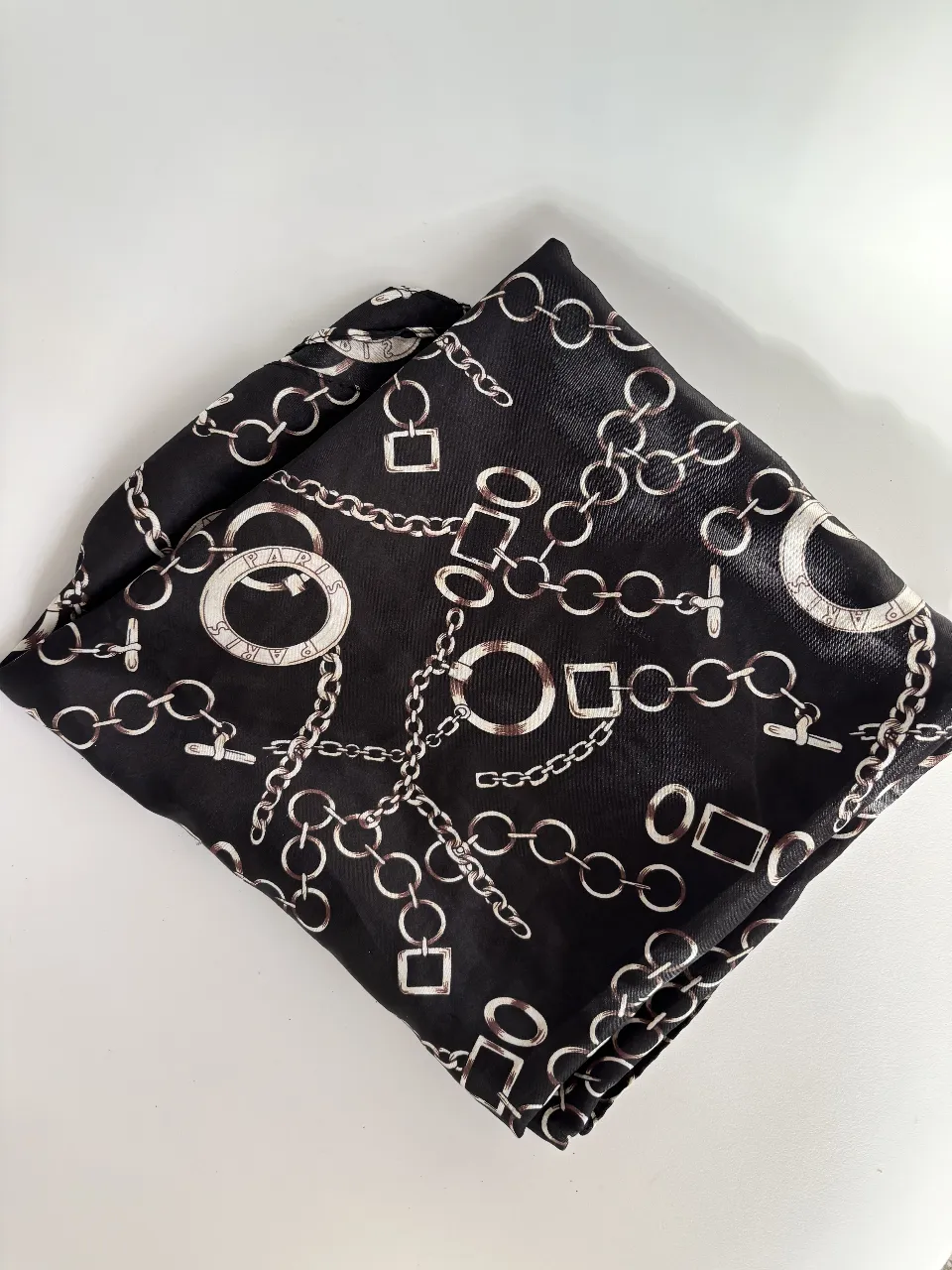 Pañuelo negro NUEVO! con estampado de cadenas. Super tendencia esta temporada 