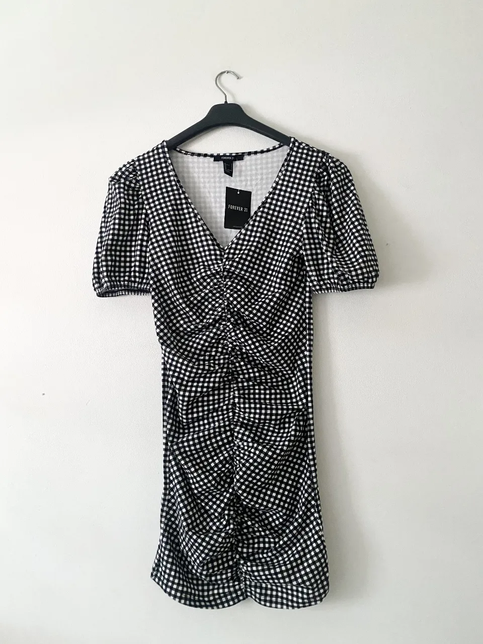 Vestido mini Forever 21 nuevo con etiqueta 🖤 con estampado de cuadros vichy en blanco y negro. Hermoso calce, se amolda a tu cuerpo. Estira bastante, va bien a XS/S/M