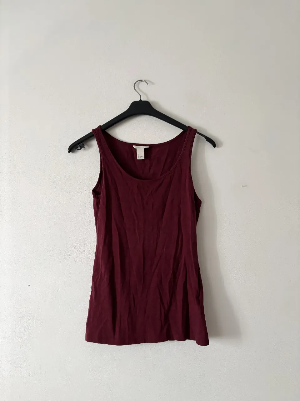 Tank top de H&M basic nueva! Muy linda calidad. es larguita, tapa la panza, es dificil conseguir de este estilo 🫶🏻 El color es bordó, salió un poco raro por la luz. Elastiza y se amolda a vos