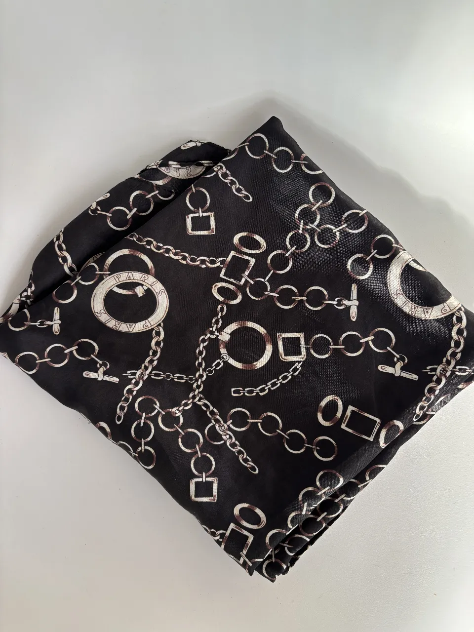 Pañuelo negro NUEVO! con estampado de cadenas. Lo podes usar en el cuello, cadera, cartera, como top