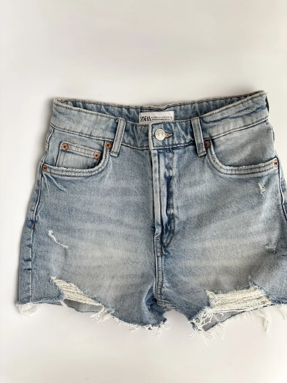 short de jean zara NUEVO🤍hermoso color y corte! tiene muy buen calce. Talle 34, medidas en plano al final. Mide  31cm de cintura y cede hasta 35cm aprox. 99% algodón - 1% elastano, elastiza.
Ganga! estan + de 100🔥 // despacho en el día! 

// short denim ginebra cher bershka h&m zara   victoria tucci mango pull&bear urban outfitters hollister kosiuko allo martinez shorts celestes