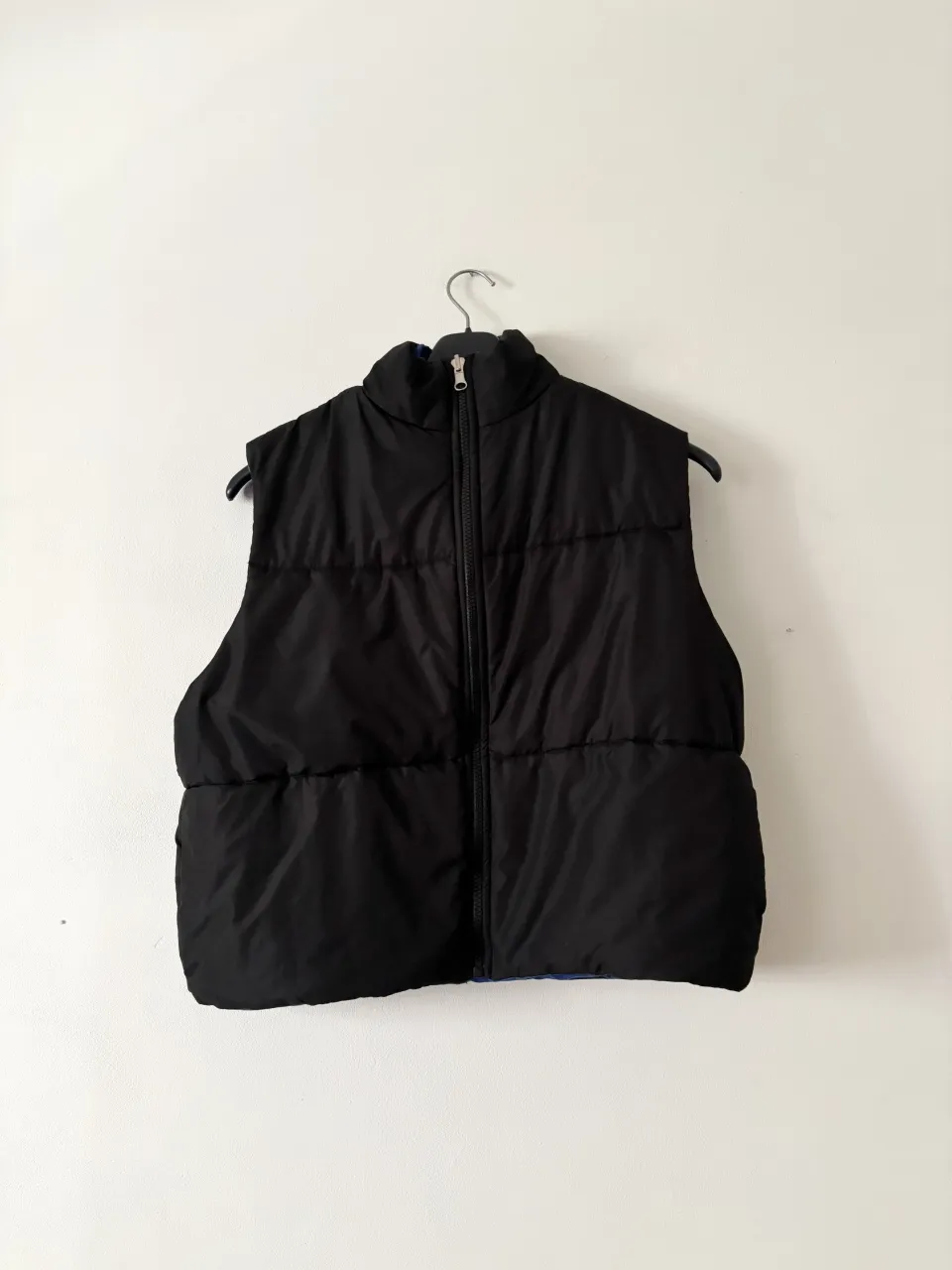 Chaleco puffer reversible negro y azul 🖤 Tiene bolsillos. Hay medidas al final, se puede usar sueltito o al cuerpo