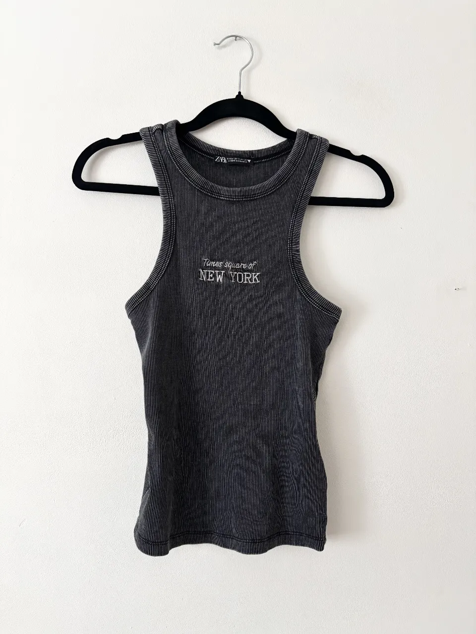 Tank top Zara NUEVA estilo stone wash desgastada 🩶 Le saqué la etiqueta. Muy linda calidad, es gruesita y elastiza. 