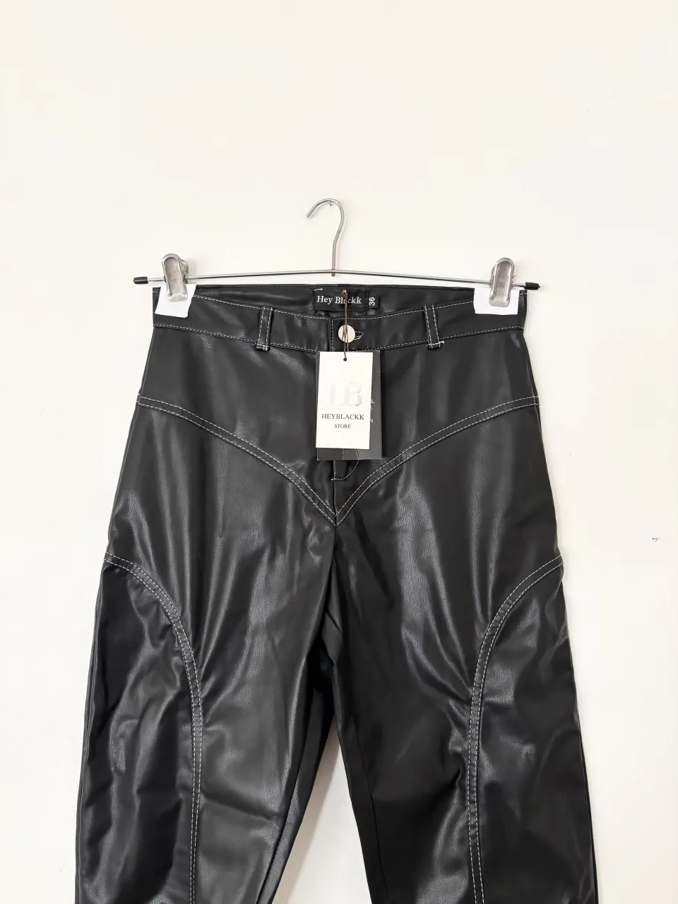 Pantalón Heyblackk nuevo con etiqueta 🖤 una bomba! es hermoso, tiene MUY buen calce. El interior es gamuzado para evitar que se pegue y mayor comodidad. Talle 36.  Estaba 98900 (ver fotos), lo dejo regalado porque no era el talle 🫶🏻🔥

// pantalon negro engomado efecto piel cuero sintetico hey blackk blackmamba the ann wagners anastasia monaco edikted bullbenny lovely denim boho kosiuko victoria tucci ginebra