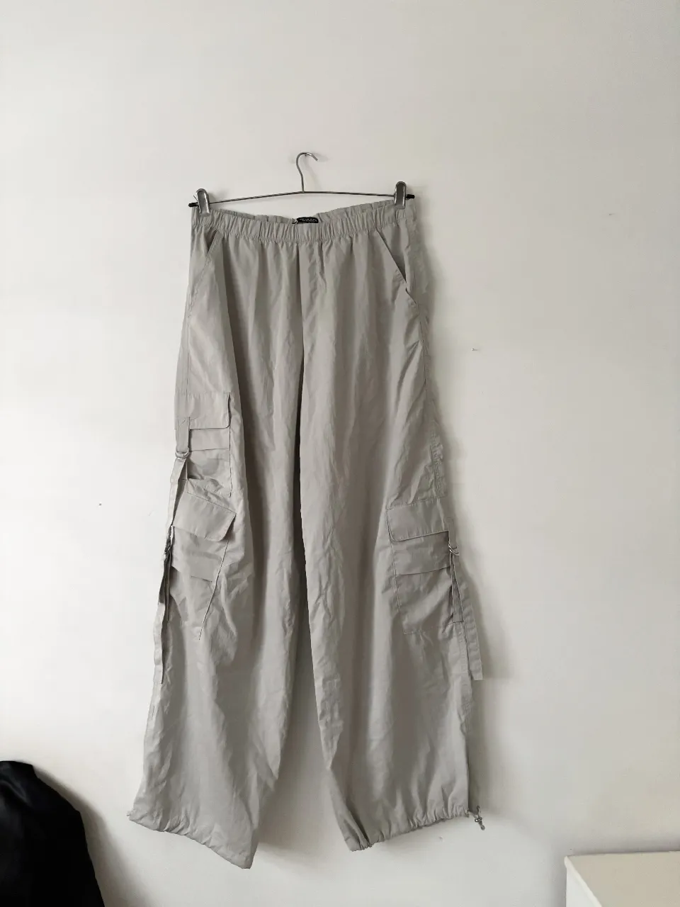 Pantalón Zara NUEVO. Lo dejo barat0 porque no lo uso🫶🏻 Estilo parachute cargo, muy canchero. Va del tiro que quieras! Tiene para regular en la botamanga, podes usarlo con puño o ancho. La foto puesto es solo refe, no es mi talle