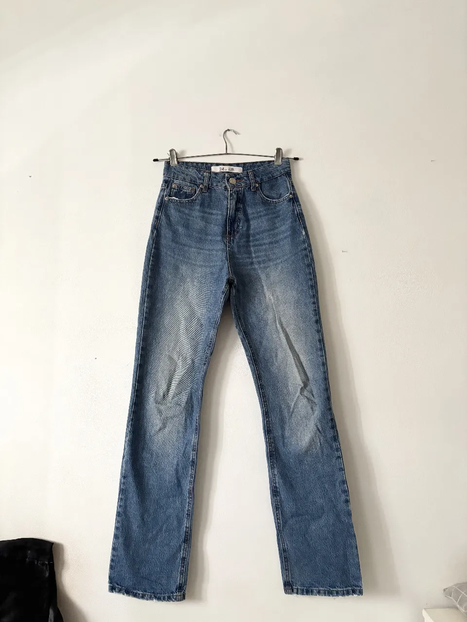Jean recto/straight  Complot. Es parecido al de Zara. Solo 1-2 usos, nuevisimo! Clásico infaltable 🤍 Talle 24/32, recomiendo ver medidas al final. 100% algodón. Impecables! Muy buen calce.  Rondan + 100 mil 🫣