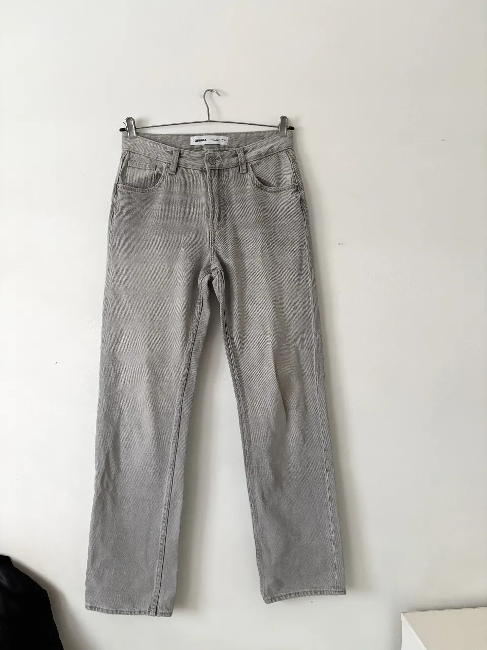 Jean recto/straight Bershka. Nuevisimo, 1 solo uso. Las fotos puesto son solo refe, no es mi talle y lo estoy sosteniendo. Tiene muy buen calce! Hermoso color, muy canchero 🫶🏻 hay medidas en plano al final
