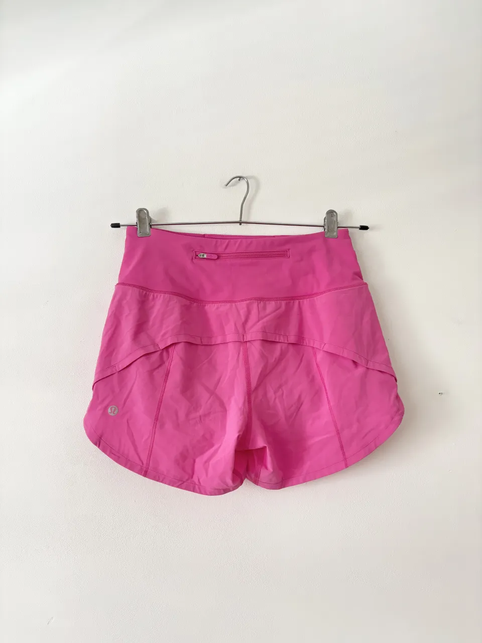 Lululemon Speed Up High-Rise Short NUEVOS💘 talle 4. Hermosa calidad 🫶🏻 lamentablemente no fue el talle. 
Van de 32cm a 39cm. Cuentan con un cierre con bolsillo atrás, uno delantero, elástico y parte interna. 
Lo dejo regalado, salió + de 100mil 🔥 

 // short deportivo alo running gym pilates nike puma adidas deporte 
