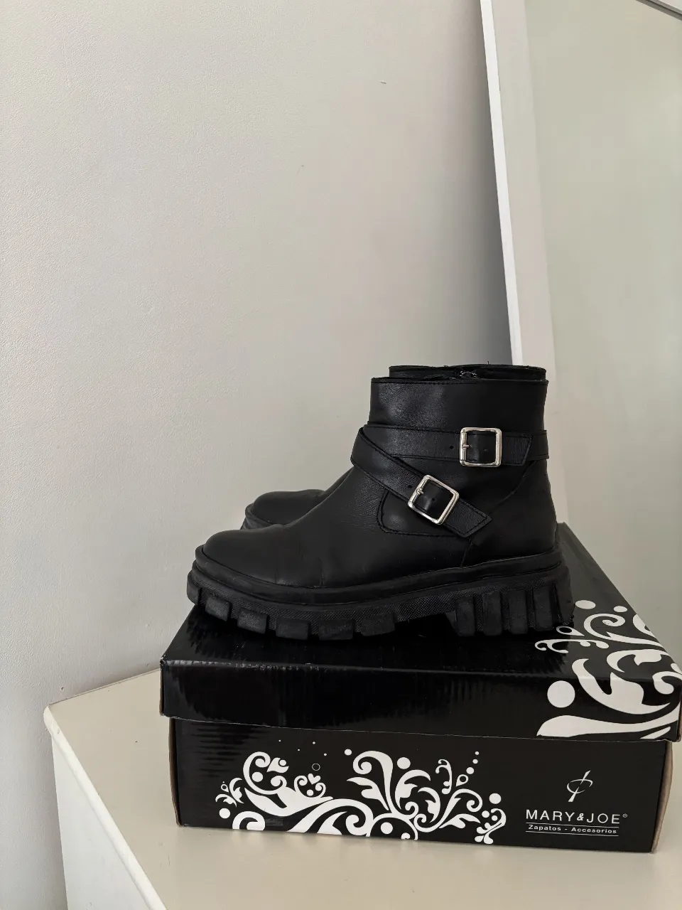 Botas Mary & Joe nuevas! Son de cuero real, te van a durar un montón🖤 Vienen con su caja.  Talle 37. Impecables! no tienen uso. Muy lindas para todos los dias como para salir