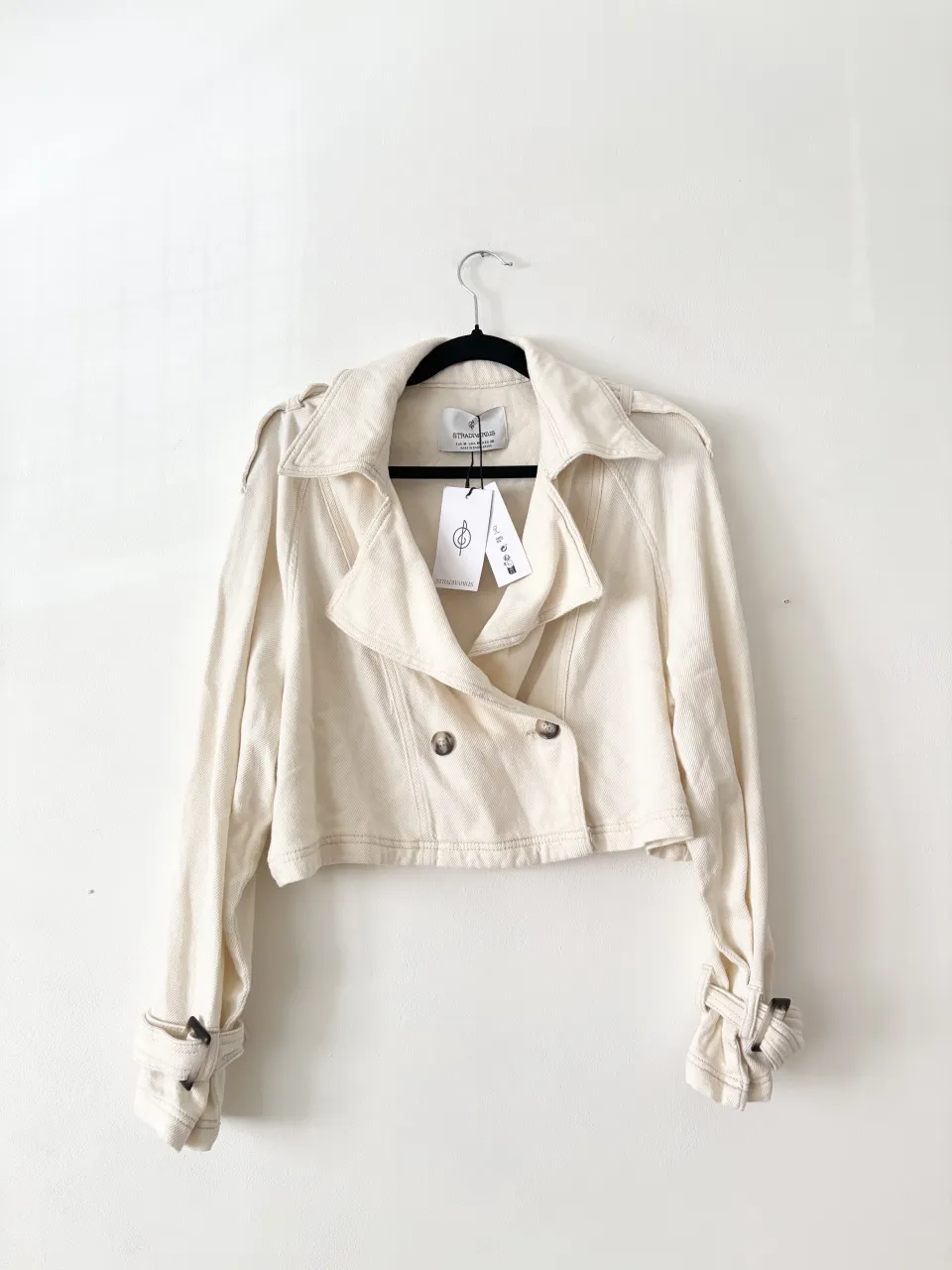 Trench corto Stradivarius nuevo con etiqueta. Super tendencia! Talle M. Botones y mangas regulables. Ideal para media estación! Para un look canchero y moderno. 

// campera saco blazer trench corto zara kosiuko ginebra cher desiderata bershka ver yagmour cuesta blanca mango h&m cropped crop gabardina chaqueta abrigo jazmin chebar 