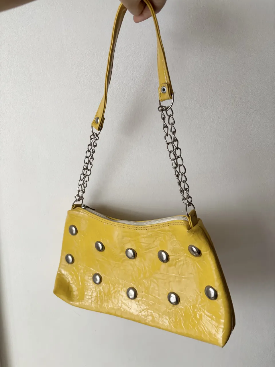 Cartera amarilla con tachas plateadas y cadena. 

 // bandolera shoulder bag bolso carteras boho  apliques minibag 