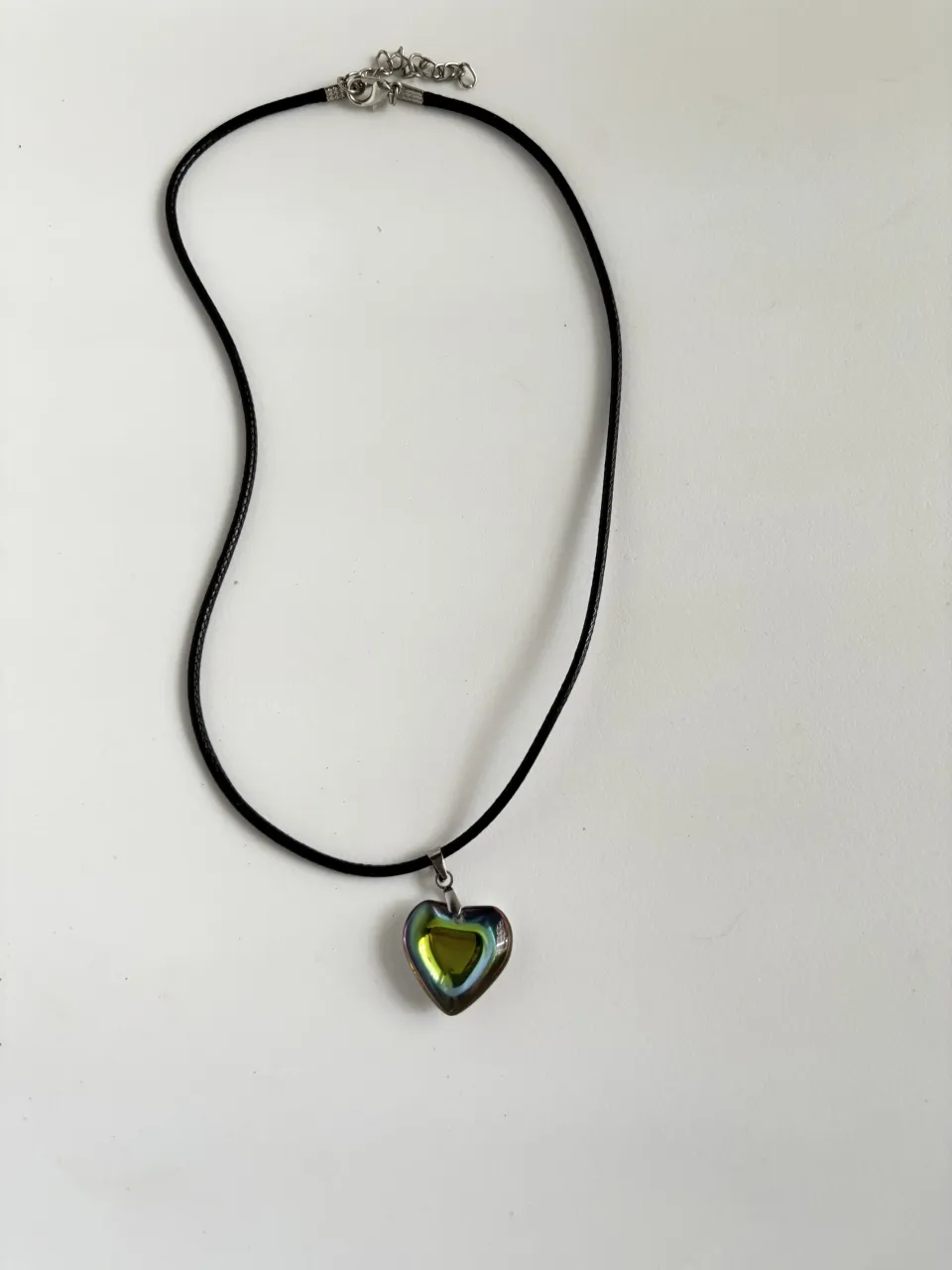 Collar nuevo💗 con dije de corazón de vidrio iridiscente y del otro lado plateado. Tiene regulador