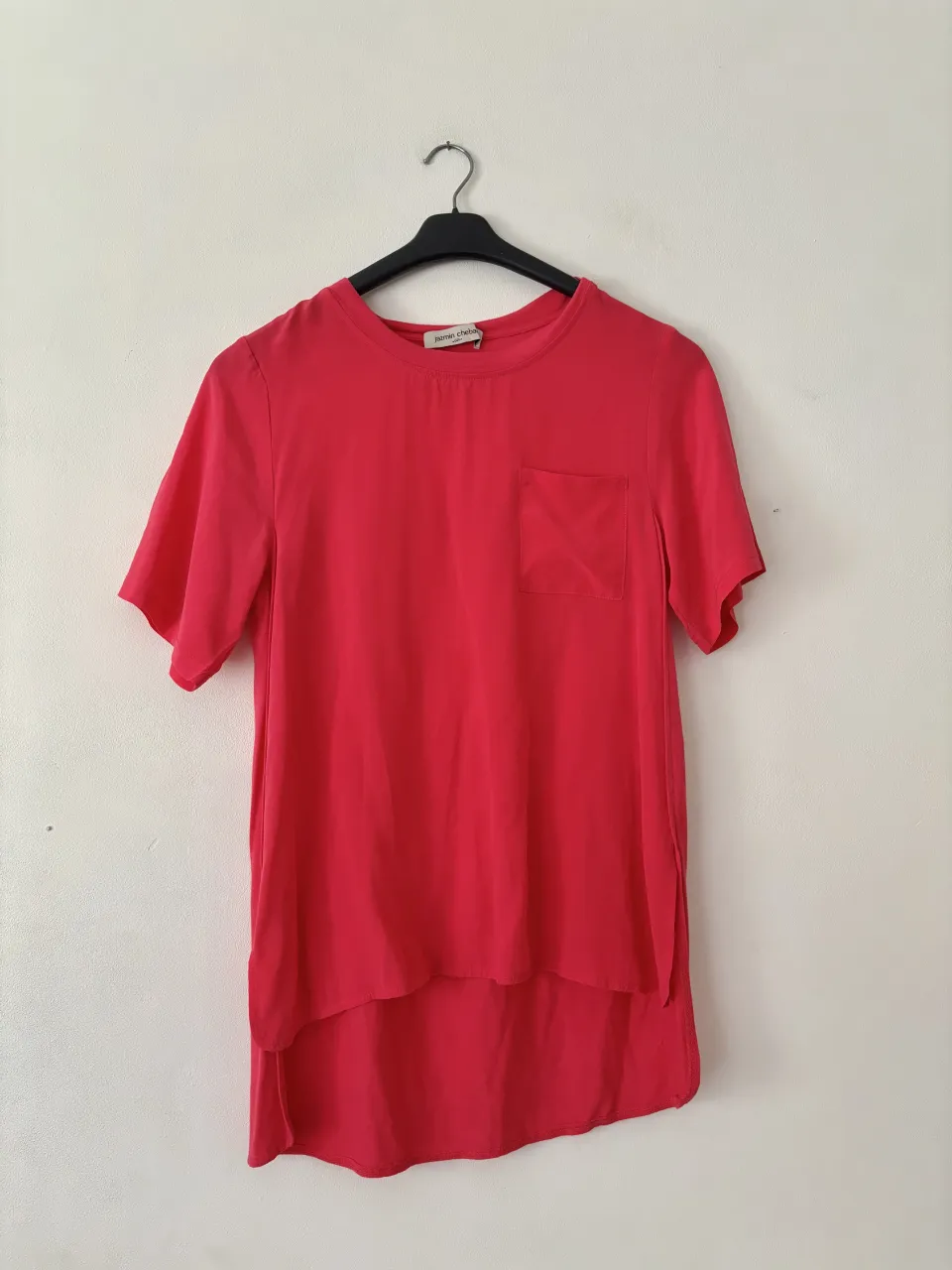 Remera Jazmin Chebar nuevisima. Debe tener 1-2 usos. En su composicion tiene seda y algodón. Es hermosa! Tiene tajos al costado que permiten usarla dentro del pantalón. 

// remera manga corta allo martinez cher justa petra desiderata rapsodia kosiuko ginebra 