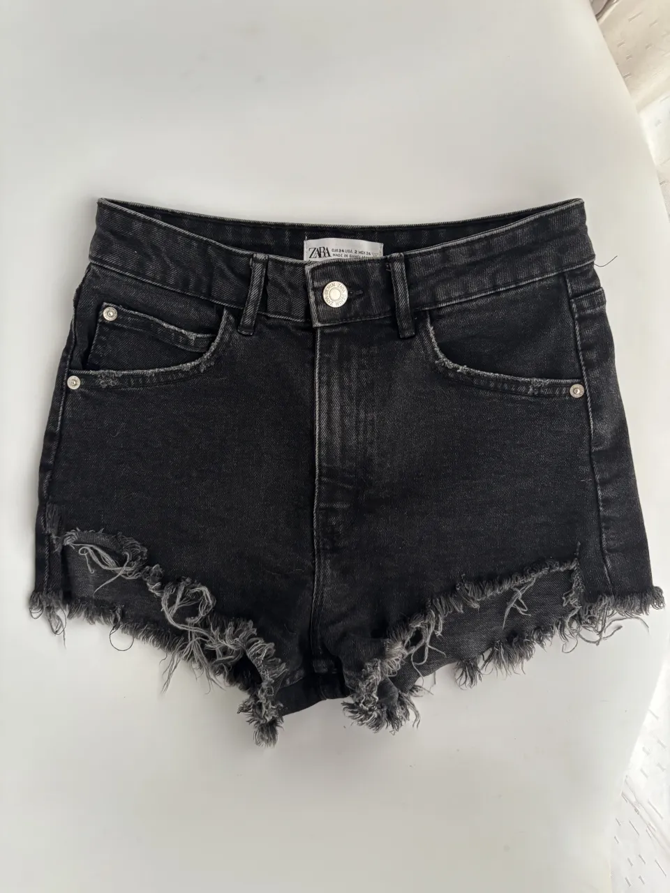 Short de jean Zara nuevo🖤 Dice ser talle 34. mide 32cm y estira hasta 36cm aprox. 98% algodón - 2% elastano. Elastiza, con muy buen calce. 
Color negro con desflecado, super canchero! 
Lo dejo regalado! rondan 90-100mil 🫶🏻

// short negro denim 