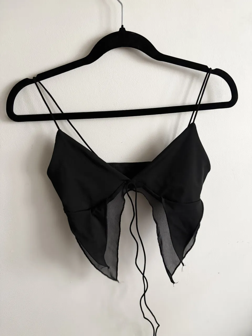 Top negro Shein con tiras finas y detalle de lazo en el frente. Diseño moderno y sensual, ideal para looks de noche o para darle un toque chic a tu outfit.