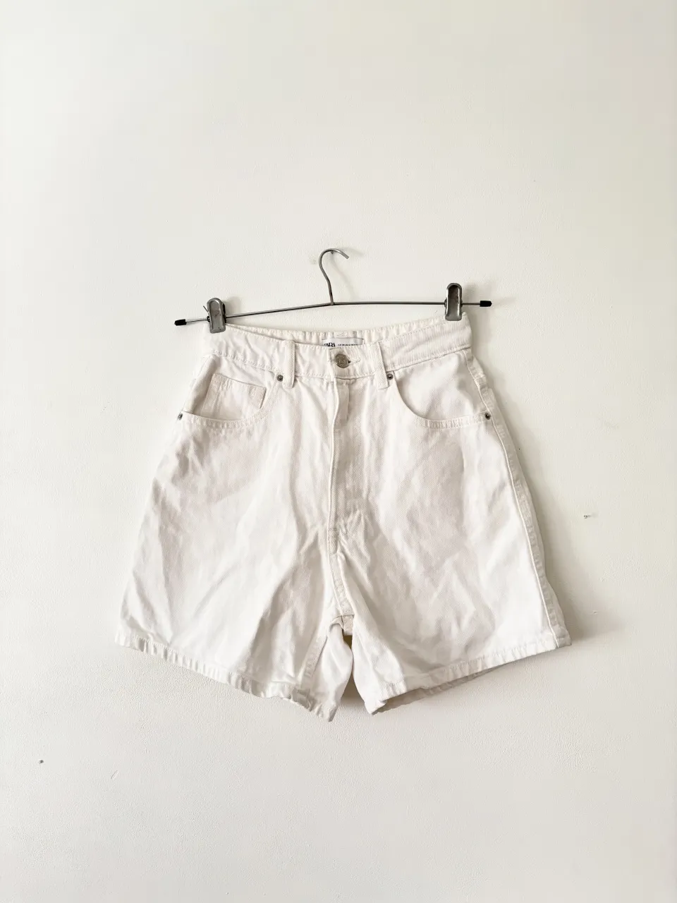 Short bermuda de jean blanco de la marca Zara🤍 esmás bien rigida. Es para un talle XS, tiene 30cm cintura y va hasta 33/34cm aprox. 