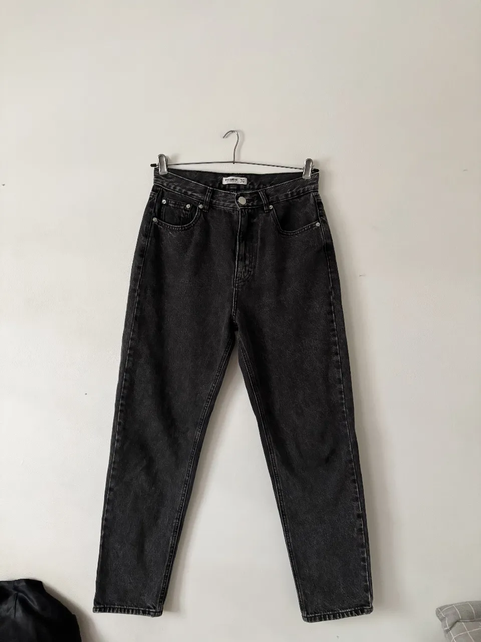Jean mom negro Pull&Bear. Nuevisimos! 2-3 usos💘 Talle 38 EUR, USA 6, MEX 26. Las fotos puesto son solo para mostrarlo, me queda grande y lo estoy sosteniendo atrás! Tiene costura en V atrás y MUY buen calce. Mide 37cm de cintura y cede hasta 39cm. Hay medidas en plano al final! 