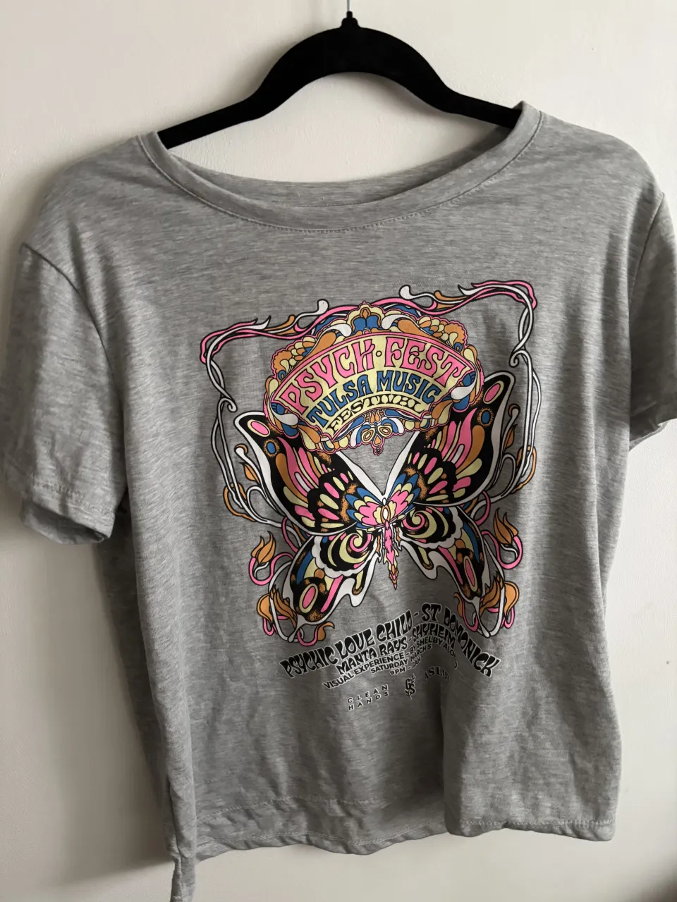 Remera gris con estampa psicodélica de mariposa nueva. Ideal para un look relajado y con onda. 