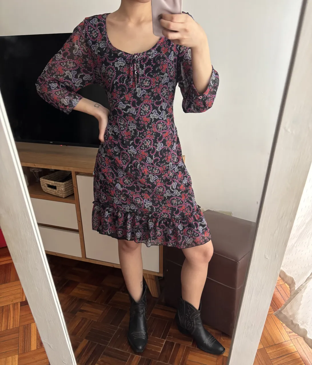 Vestido Kosiuko. Nuevisimo, solo un uso! 🖤Foto puesto solo referencia, no es mi talle.
Tiene forro interno (hay foto), tiene un lazo para regular en la espalda o frente. Una belleza solo o con medias abajo🫶🏻

// vestido floreado volados manga flores mangas jazmin chebar kosiuko zara ginebra cher justa petra boho