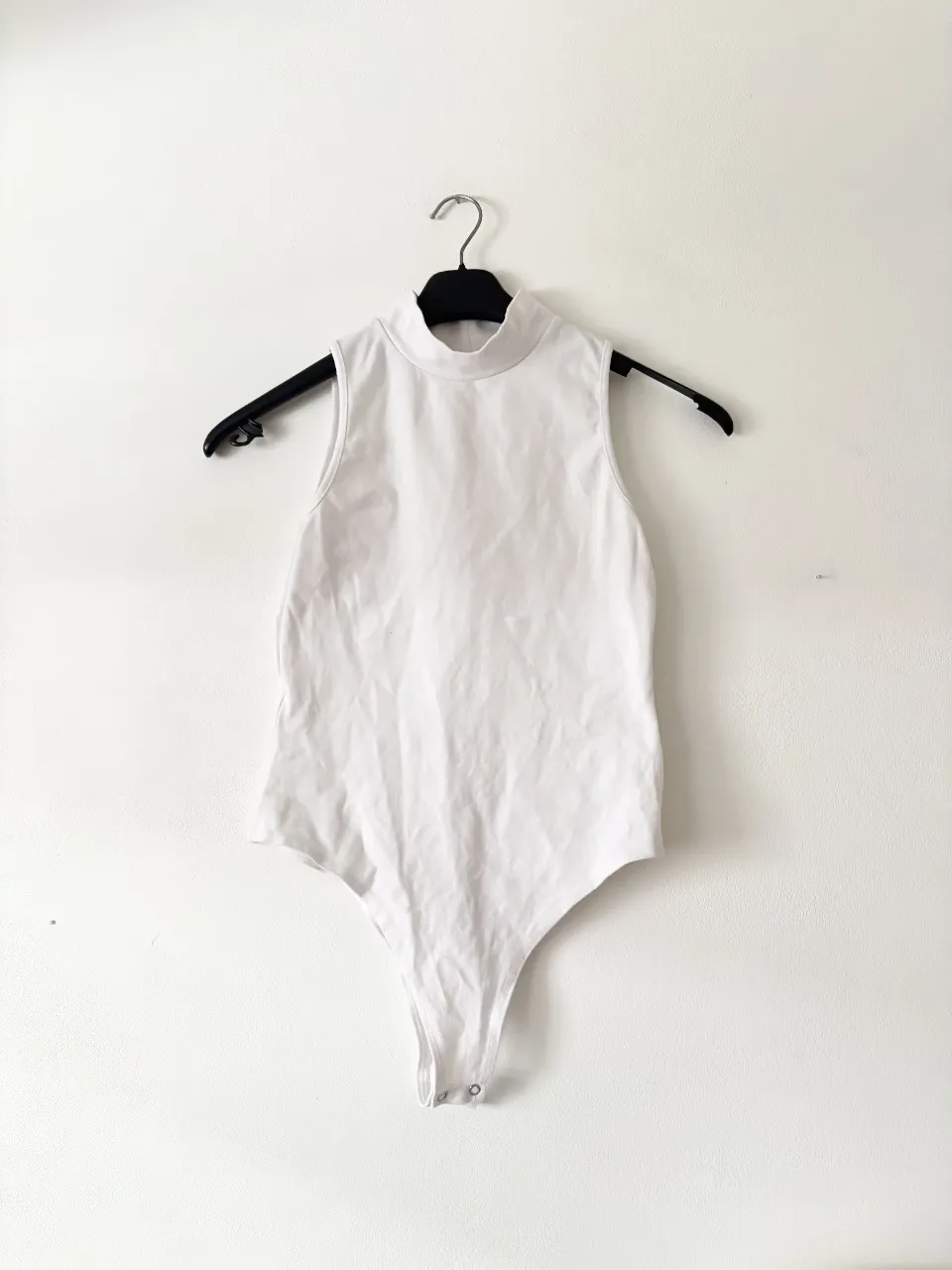 Body blanco de cuello alto, sin mangas, con ganchitos. Nuevo! Un básico. Es de algodón, muy linda calidad. Re lindo calce al cuerpo. Es elastizado y se amolda a vos!🤍Va bien a 80/85/90. No transparenta y se puede usar sin/con corpiño abajo