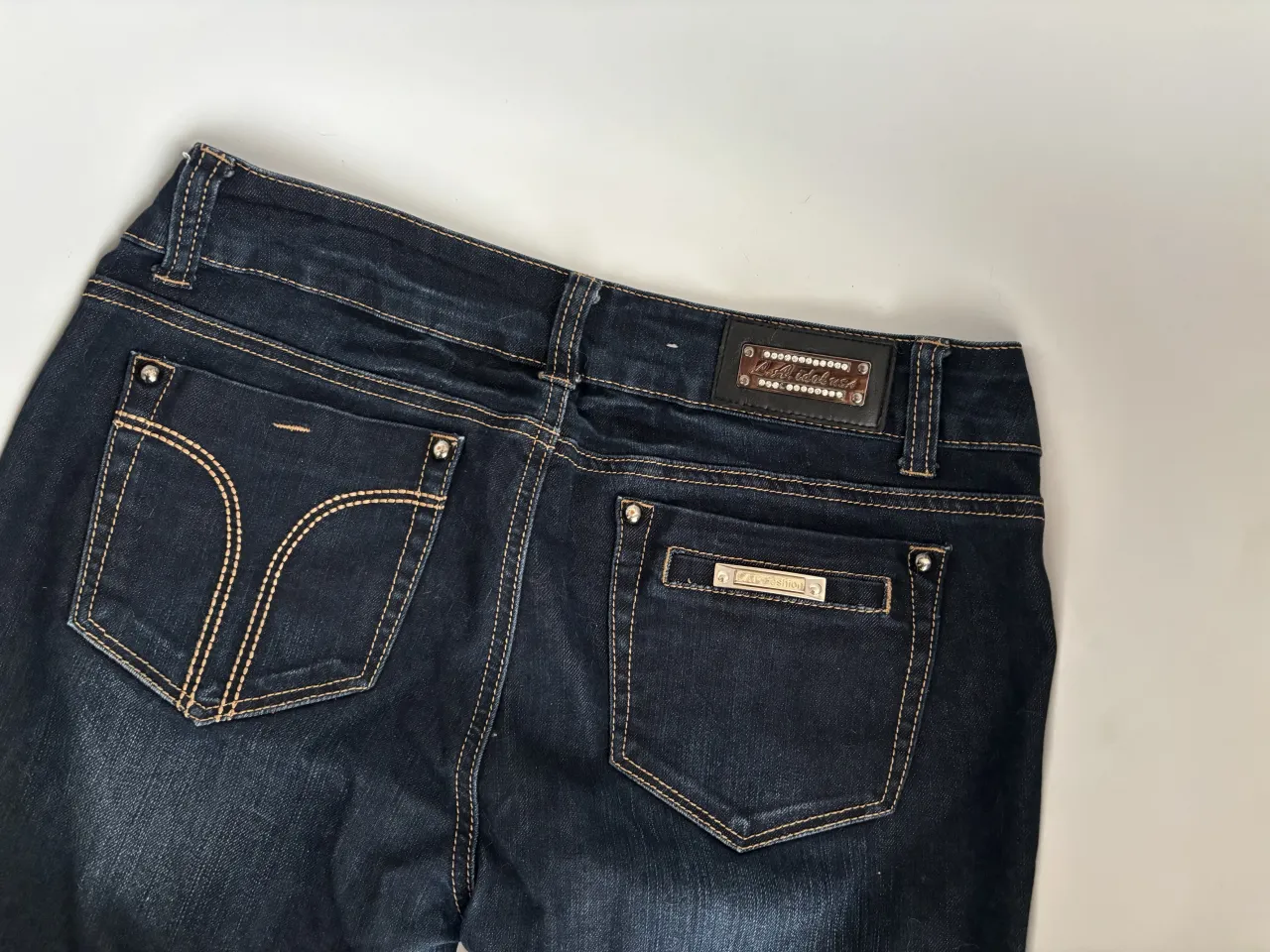 Jean L.A IDOL USA 🖤 es nuevo pero lamentablemente se manchó estando guardado. Quizás sale pero por eso puse “bueno” y el precio

// denim tiro bajo low rise y2k 