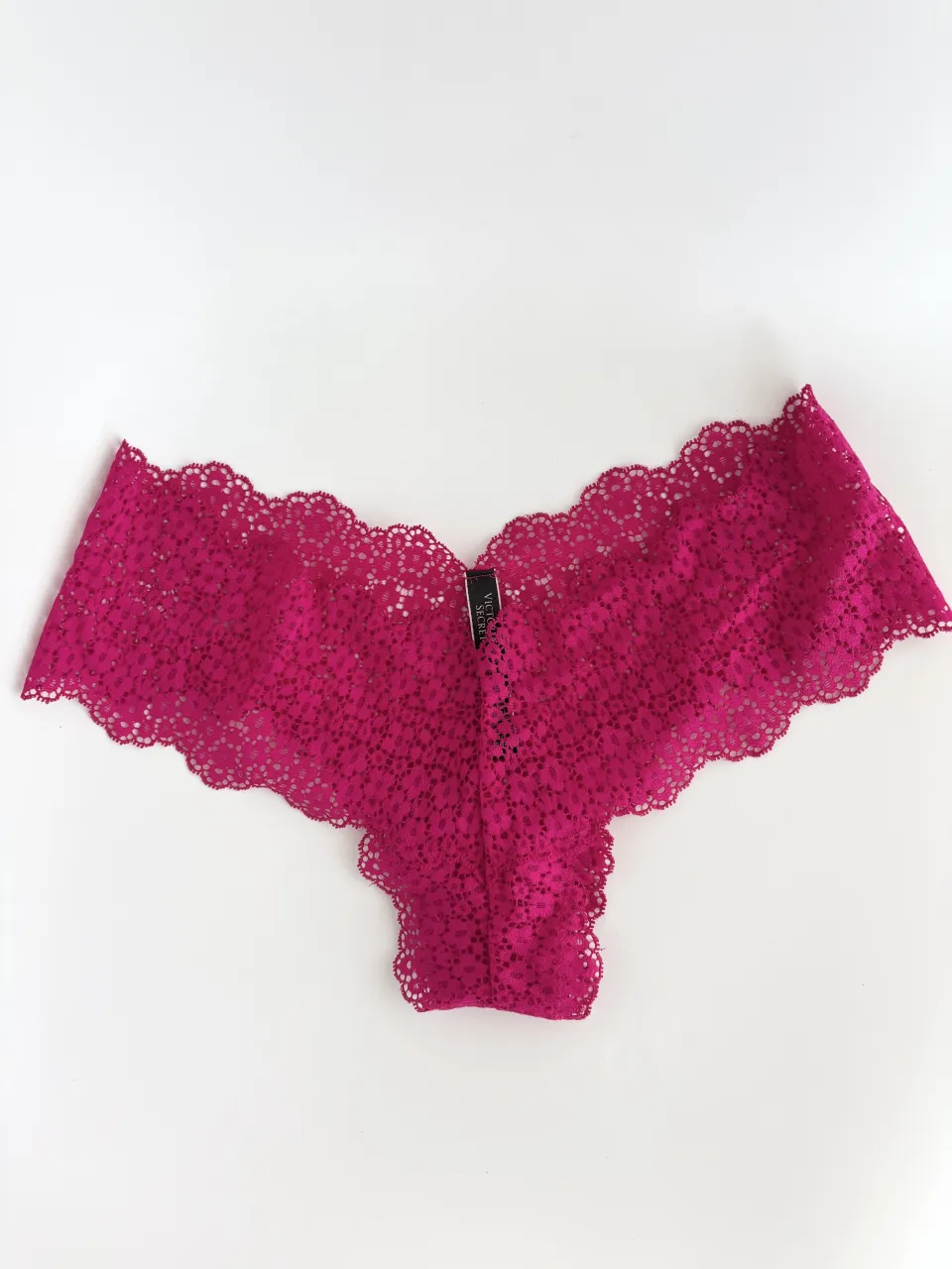 Panty de encaje rosa de la marca Victoria's Secret obvio nueva💘  Talle M, es muy elastizada. Estilo “cheeky”

La dejo regalada  🫶🏻 también tengo publicado un corpiño nuevo de la marca 

// bombacha culotte colaless ropa interior lenceria victorias secret vs pink
