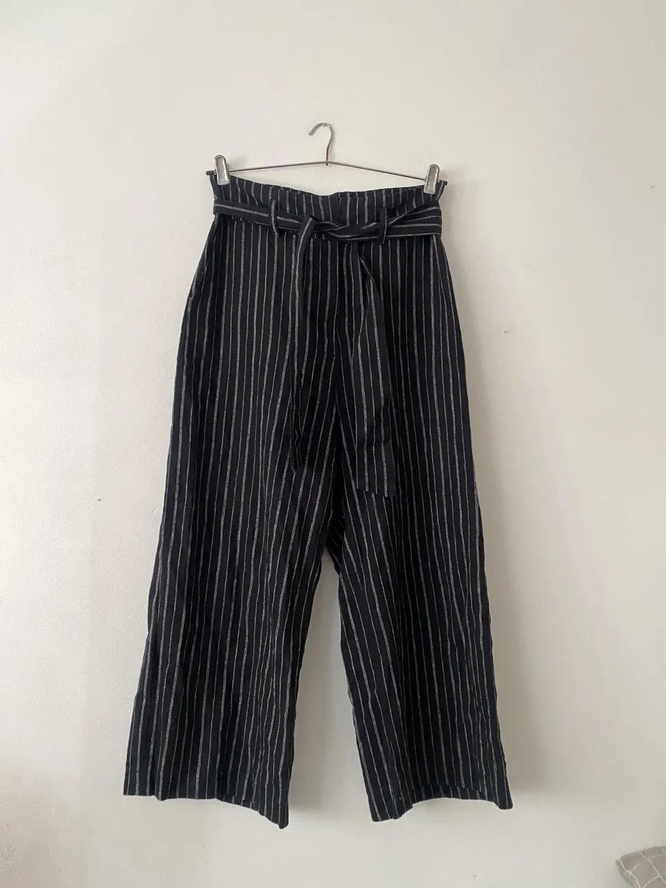 Pantalón ancho con rayas Complot 🖤 el lazo se puede sacar. Tiene bolsillos. 38cm a 41cm. Puede ir del tiro que quieras

// pantalón negro lino palazzo 