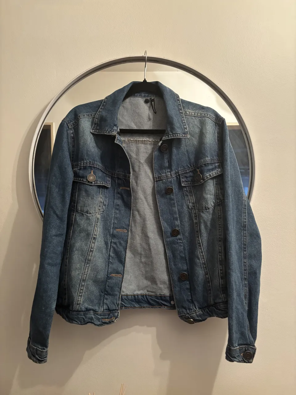 Campera de jean Americanino, ideal para completar cualquier look. Con botones metálicos y bolsillos frontales. Perfecta para un estilo casual y moderno. 100% algodón, muy linda calidad

// campera denim zara ginebra cher kosiuko boho mango jazmin chebar ver yagmour cuesta blanca 