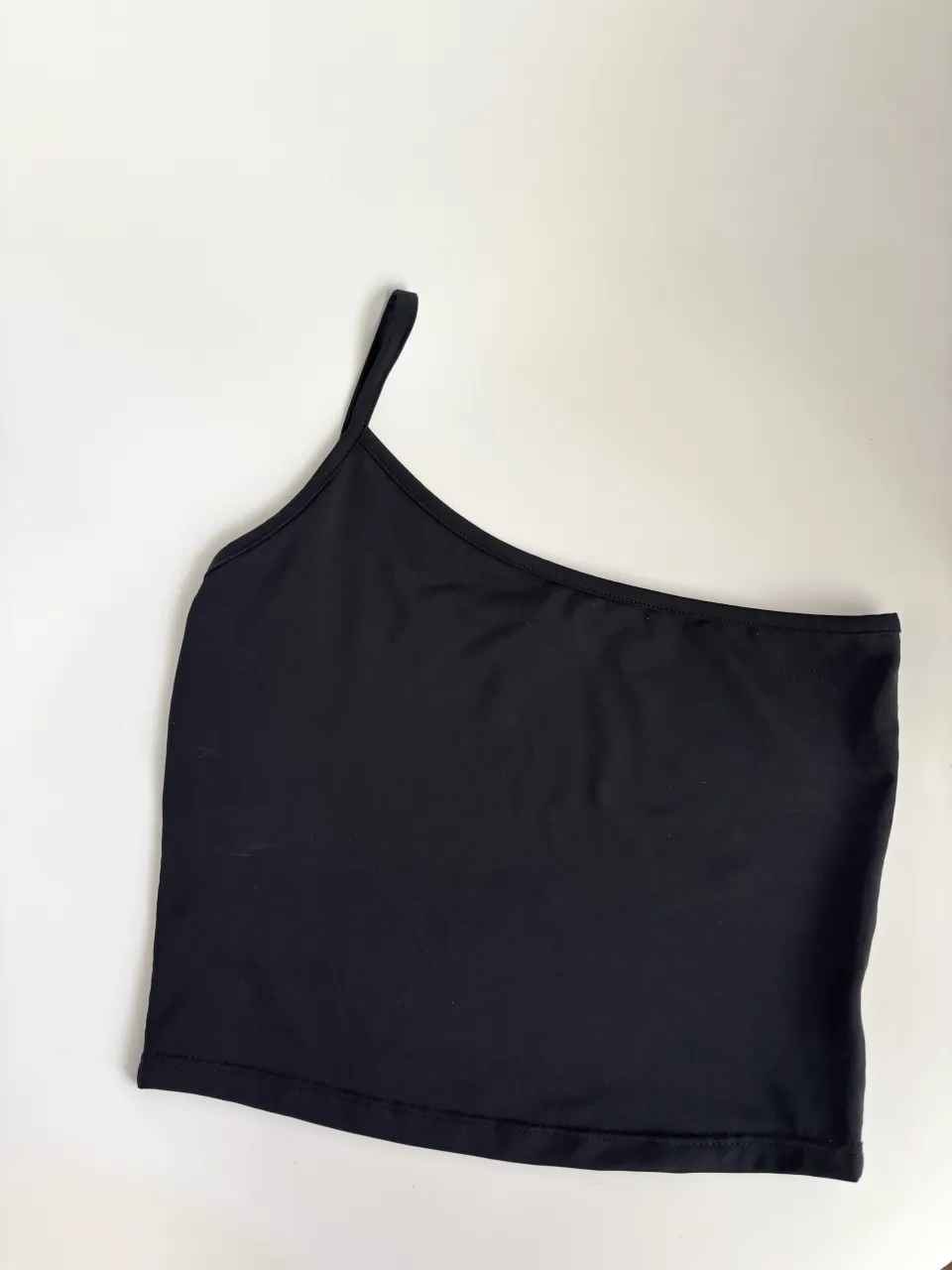Top negro un solo hombro de como quieres 🖤 solo 1 uso, es elastizado! para mi ideal 80/85/90

// top one shoulder complot zara ay not dead bershka asimetrico una sola manga