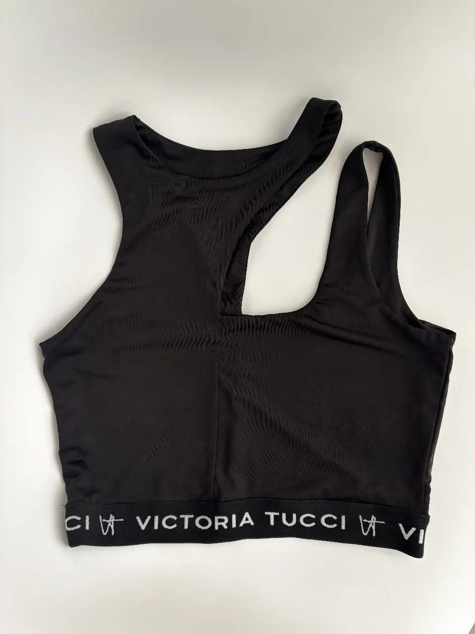 Top Victoria Tucci nuevisimo🖤 Es elastizado! Tiene doble tela, no transparenta y puede usarse sin/con corpiño. Solo 1-2 usos. De corte asimetrico, súper canchero! Talle 2, sería un M. Hay medida en plano sin estirar al final, recomiendo comparar con una prenda similar