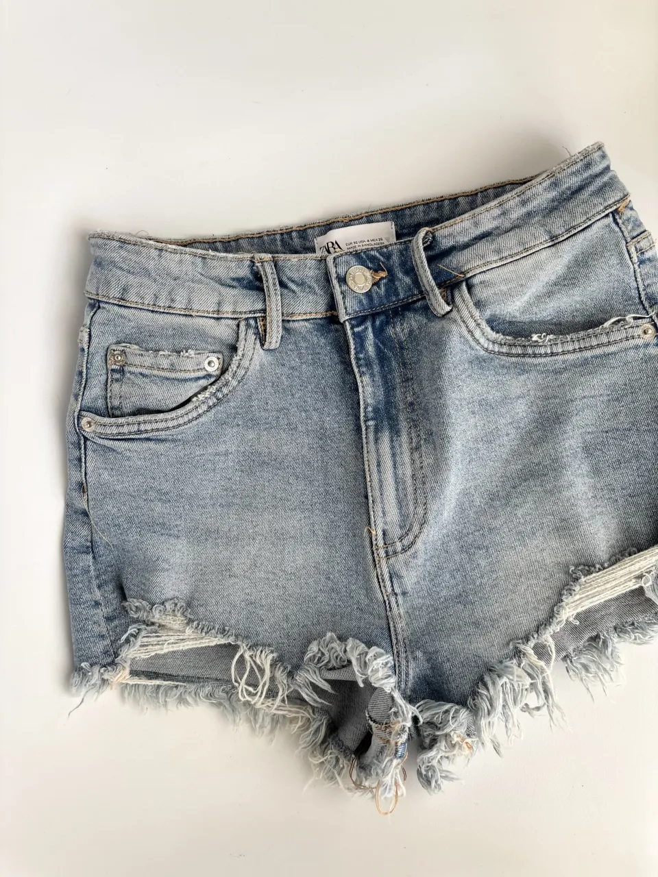 Short de jean Zara nuevo💘 Dice ser talle 36, mide 30cm y estira hasta 36cm. 98% algodón - 2% elastano. Es elastizado, con muy buen calce. Hermosisimo! con diseño desflecado.  Foto puesto solo refe. 
Lo dejo regalado, rondan 90-100mil 🫶🏻

// short denim celeste jazmin chebar cher mango ginebra kosiuko cuesta blanca bershka h&m stradivarius shorts celestes 