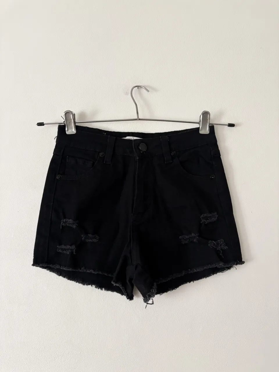 Short negro como quieres que te quiera. Con muy lindo calce! 🖤Elastiza y se amolda a vos. Talle 36 según etiqueta, es un XS. Mide 29cm de cintura y estira hasta 34cm.  