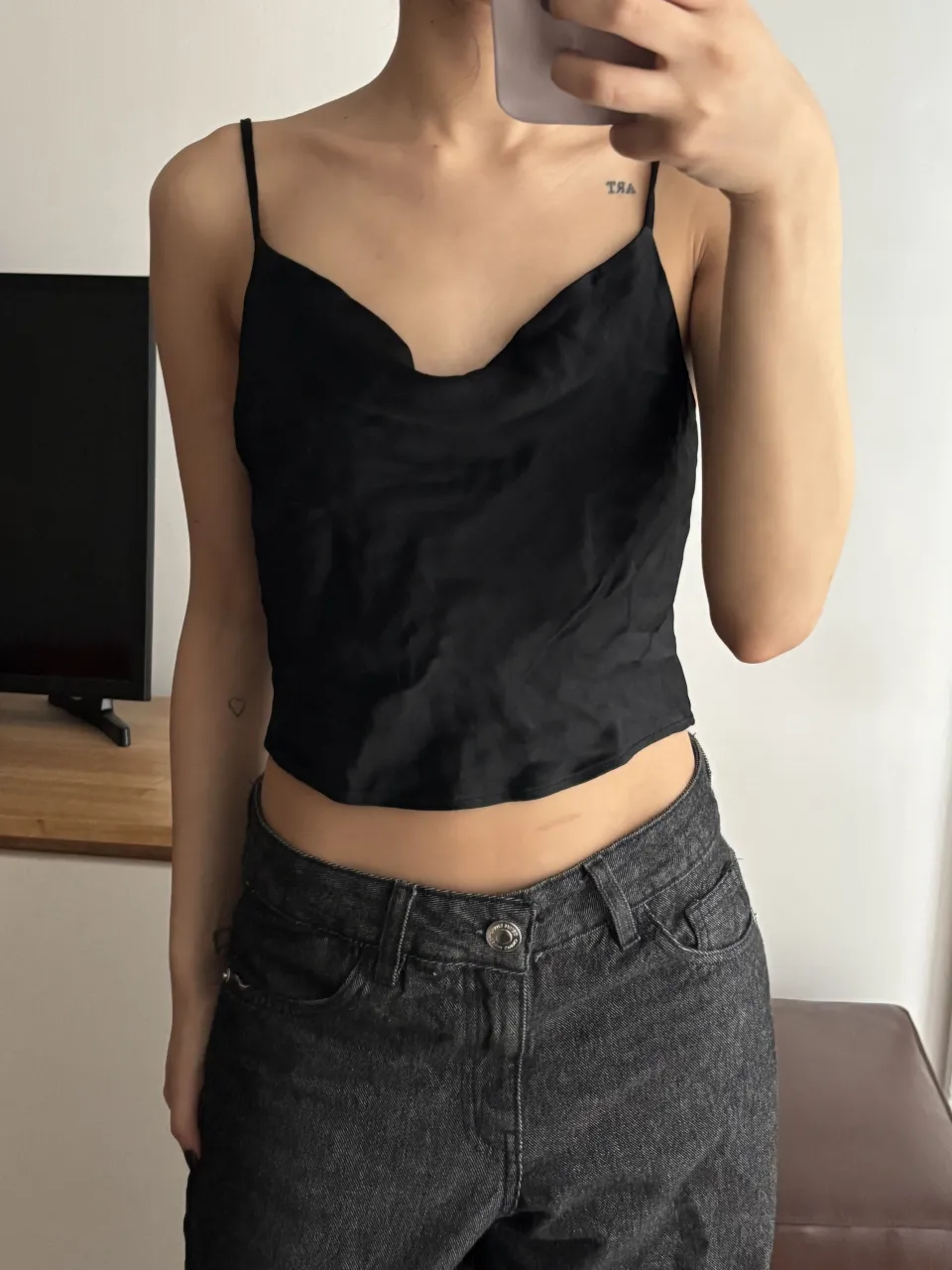 Top negro Zara NUEVO🖤 con breteles regulables. Tiene doble tela en la zona interna del busto. Talle S, va a 80/85/90. Salió mas del triple 🫶🏻 un comodín que te salva de noche o de día. Foto puesto solo refe

También esta publicado en verde en xs 💚// blusa verano saten fiesta noche cowl neck satinado