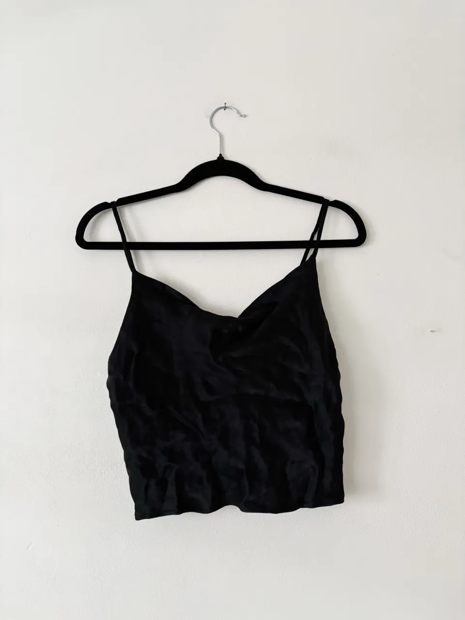 Top Zara nuevo🖤 con breteles regulables, podes acomodar el largo y escote a gusto. Tiene doble tela en la zona interna del busto. Va a 80/85/90.  Te salva de noche o de día!

También esta publicado en verde en talle XS💚
//blusa saten fiesta noche cowl neck satinado escote drapeado rapsodia kosiuko ginebra boho all saints akiabara allo martinez ay not dead seda  victoria tucci