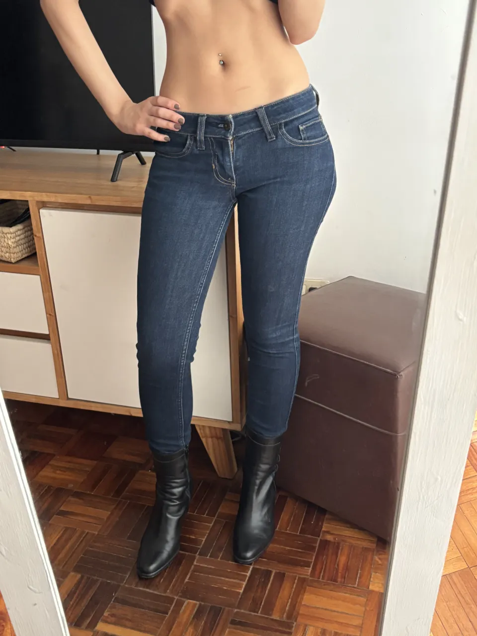 Jean Guess🖤 tiro bajo, nuevisimo solo 1 uso. Tiene muy buen calce! talle 23, es como un XS. Muy canchero🫶🏻
Salieron más de 100usd 

/// denim low rise y2k jean tiro bajo jean azul skinny chupin