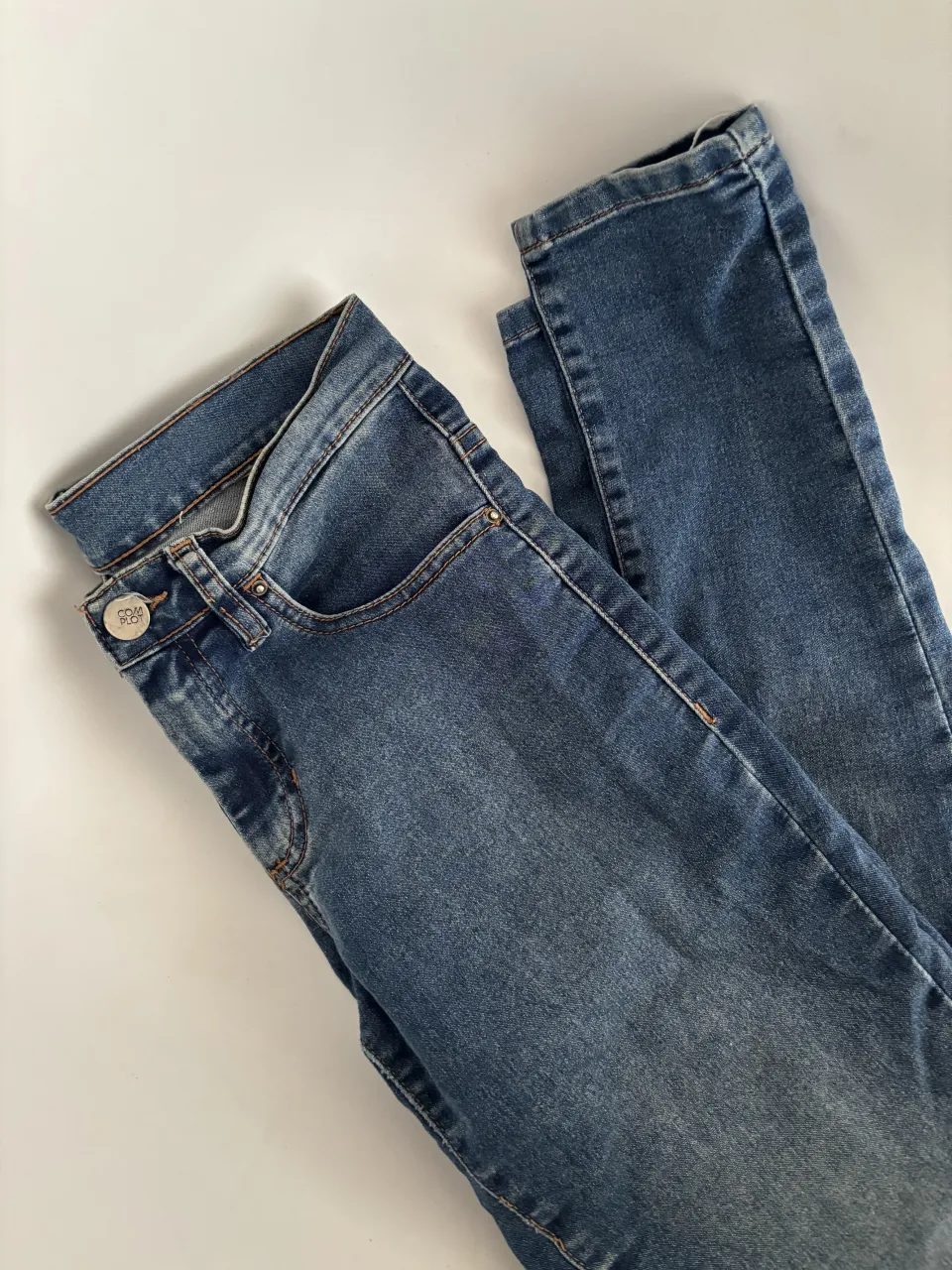 Jeans Complot color azul clásico con un leve desgastado. Con muy buen calce. Perfectos para un look casual y moderno, combinan con todo.