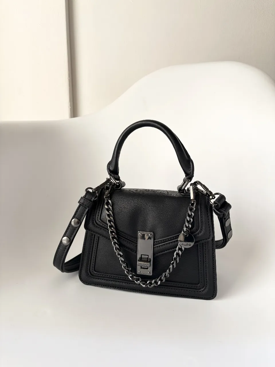 Cartera de Aldo NUEVA❤️‍🔥 Se puede usar como bandolera o bolso de mano/brazo. Cuenta con una correa larga y otra de cadena, ambas desmontables. Varias formas de uso! 🖤 Es amplia aunque no parezca, entra el c3lular, lentes todo! tiene parte del plástico nuevo en el cierre🫶🏻 rondan 80€-90€🔥